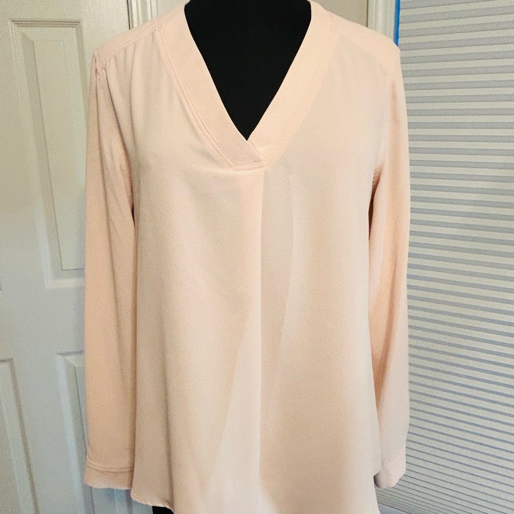 Nine West Peachy/Cream V-Neck Women's Top business casual or casual w/jeans